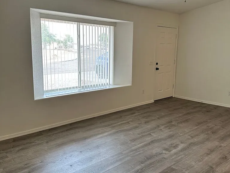 1514 Pebble Dr — Photo 3