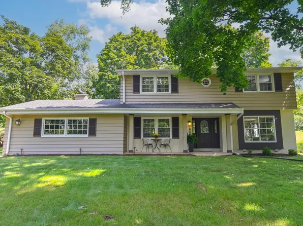 18400 Tamarack DRIVE, Brookfield, WI 53045