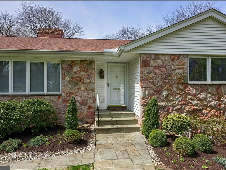1212 Old Mill Rd — Photo 2