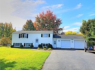 117 Strawberry Hill Rd, Rochester, NY 14623