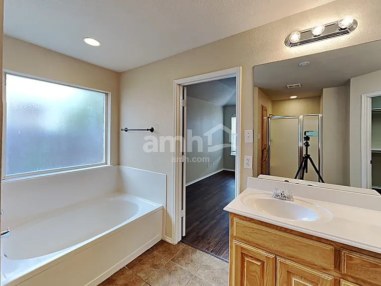 402 Nutmeg — Photo 10