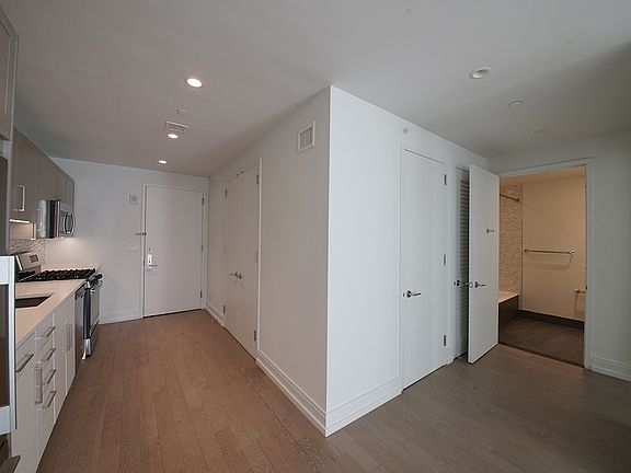 4th image of 555 10th Ave APT 30F