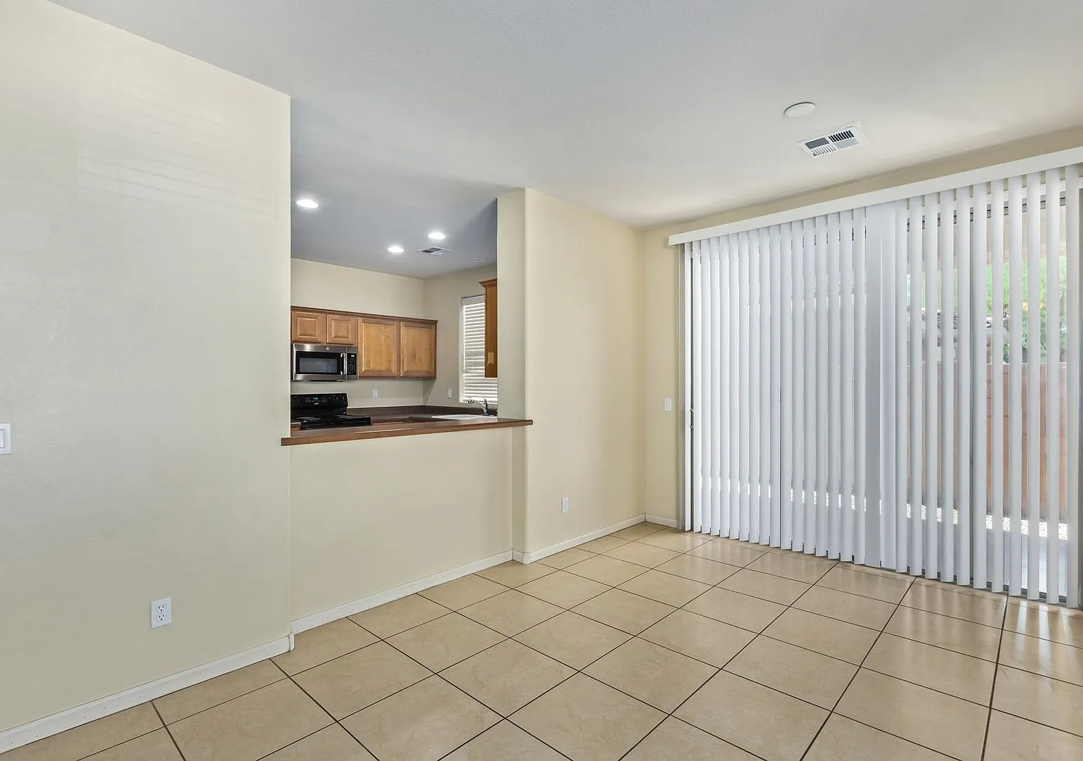 Excellent location! Community Pool and parks! Appliances included! — Photo 4