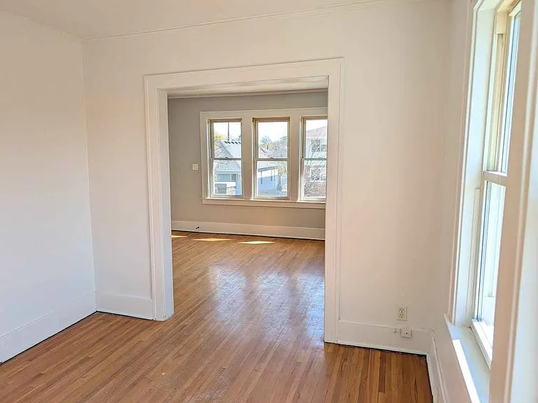 1091 Gladstone Ave — Photo 3