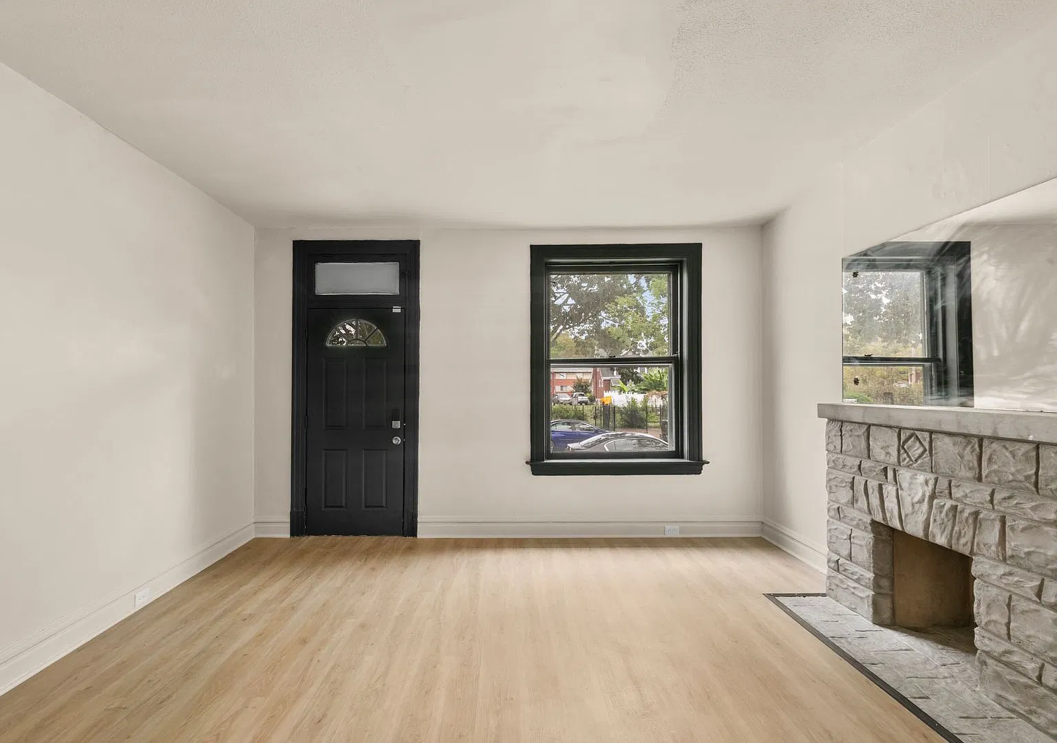 Spacious 3 Bed / 1 Bath 1,300 Sq Ft $1,395/mo 4747 Alabama — Photo 4