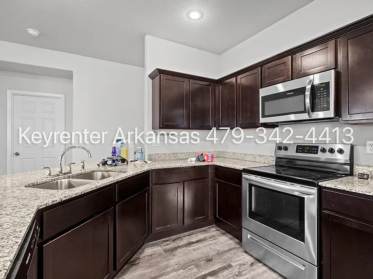 1600 Edinburgh Dr — Photo 8