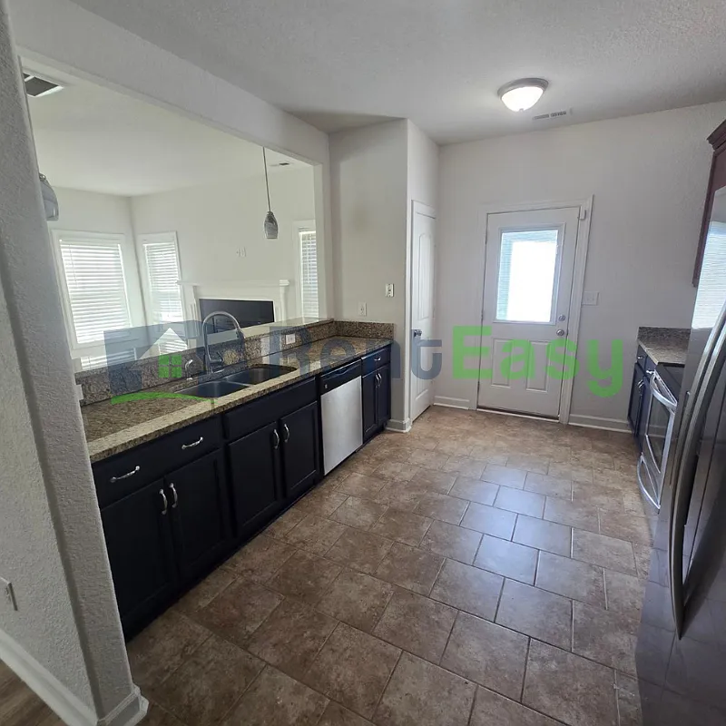 5 bed, 3.0 bath, 2350 sqft, $2,750 — Photo 3