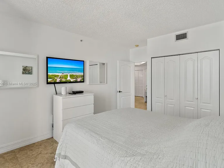 17555 Atlantic Blvd #Penthouse 7 — Photo 8