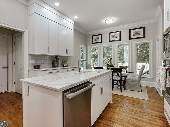 5th image of 165 Cypress Manor Ln