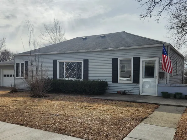 102 E Cronkhite St, Knoxville, IA 50138