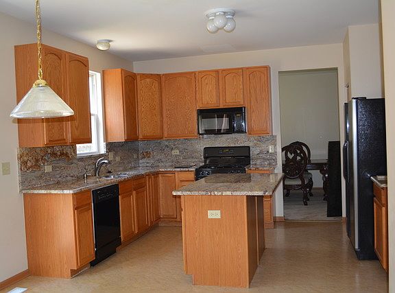 3rd image of 1909 Applewood Dr