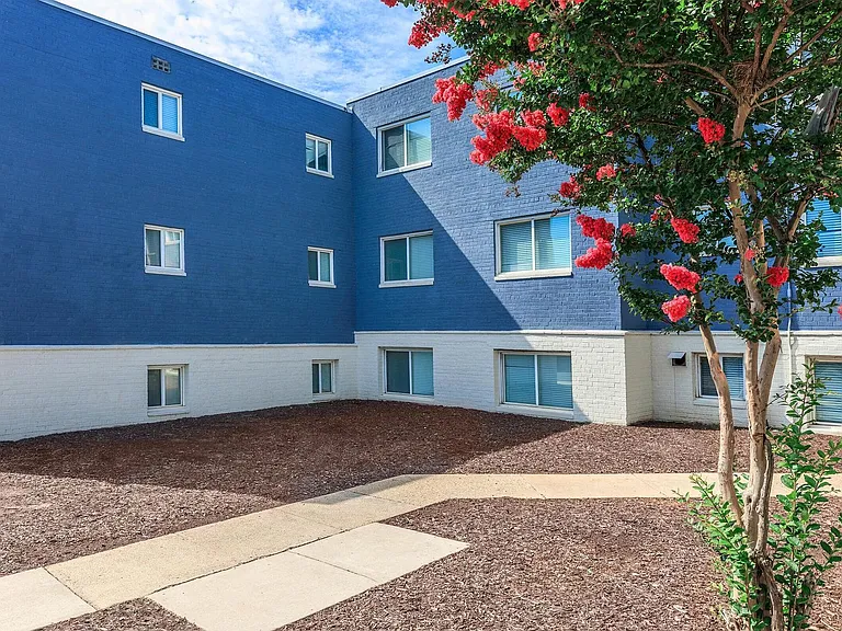 Regency Court Apartments — Photo 46
