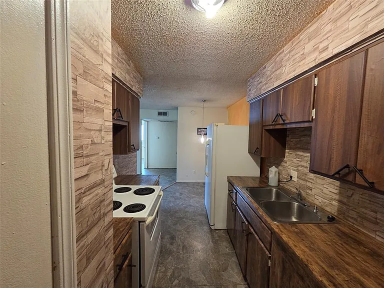 401 SE 12th St #143 — Photo 7