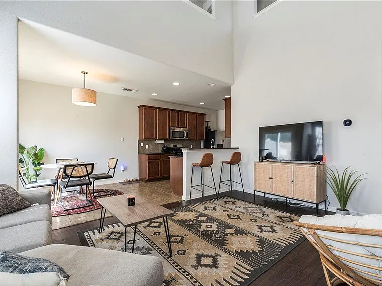 1721 Monahans Ln — Photo 3