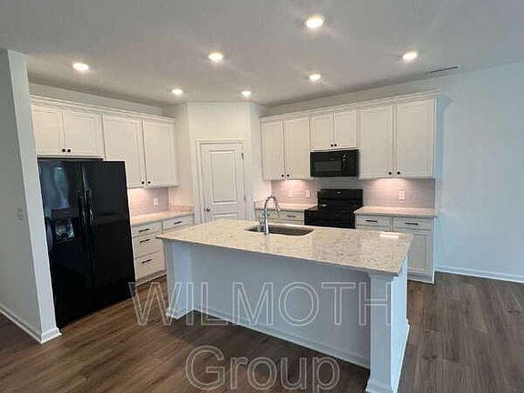 3rd image of 877 Arkansas Ct