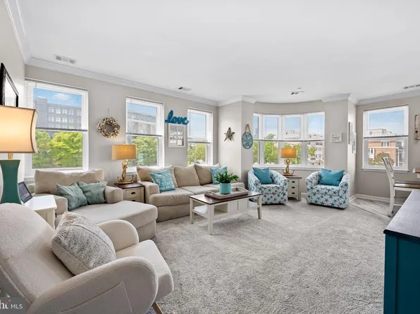 23 Pierside Dr Unit 221, Baltimore, MD 21230