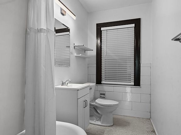 5th image of 702 De Mun Ave APT E
