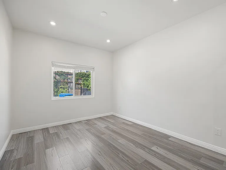 1009 Tremont St — Photo 11