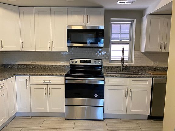 3rd image of 1017 W Belmont Ave #B