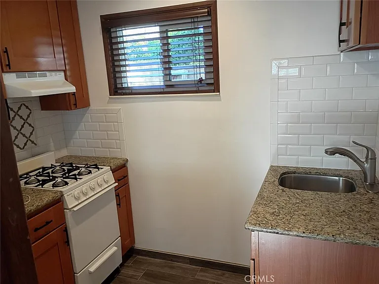 947 E Cypress Ave — Photo 10