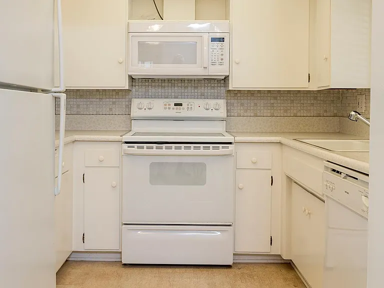 22825 Nadine Cir #B — Photo 9