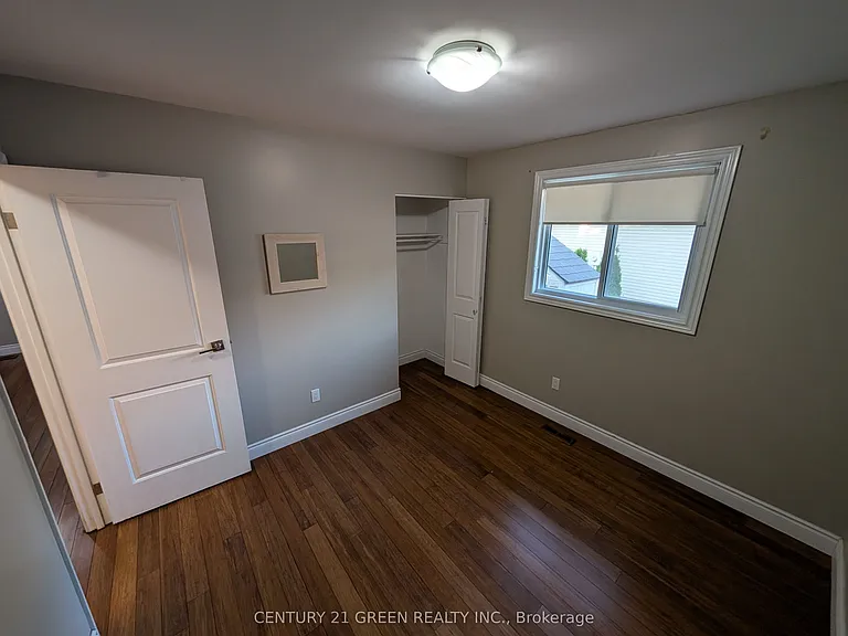 4 Wenlock Cres — Photo 12