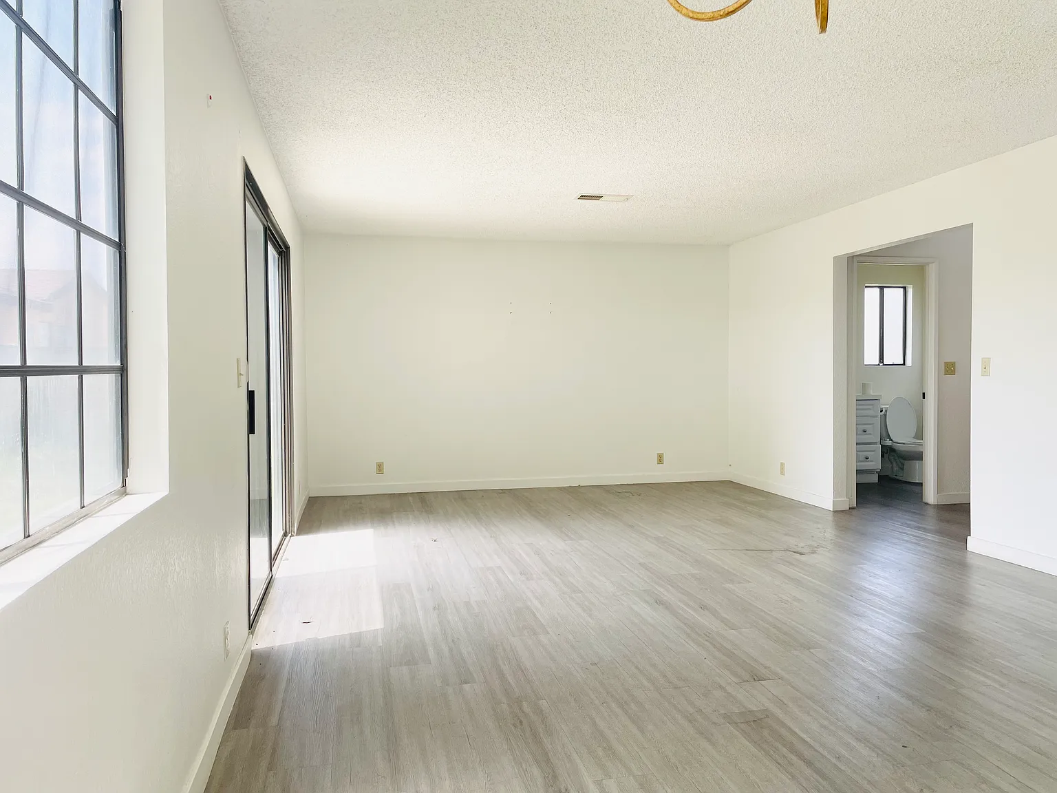 4 bed, 2.5 bath, 1800 sqft, $4,400 — Photo 2