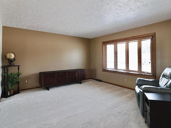 4th image of 2511 Emerald Dr