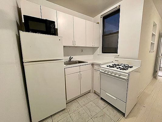 4th image of 214 W 82nd St #4A