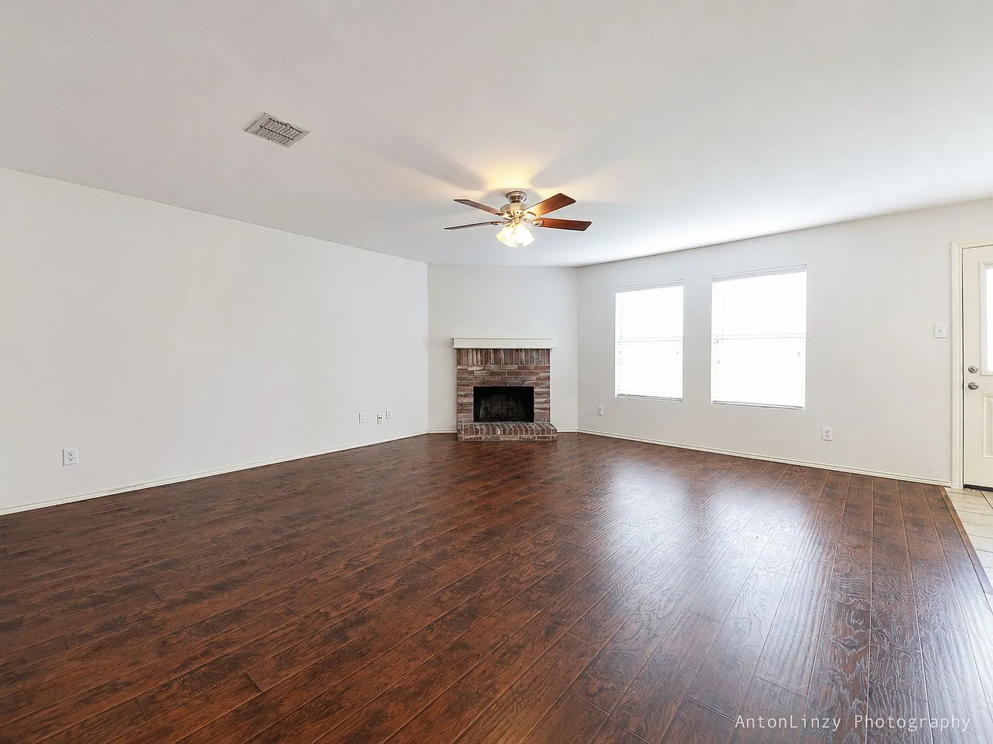 $1,995 3 Bed/2 Bath/2 Garage Ready for Move-in Rockwall Home in Meadowcreek Estates — Photo 4