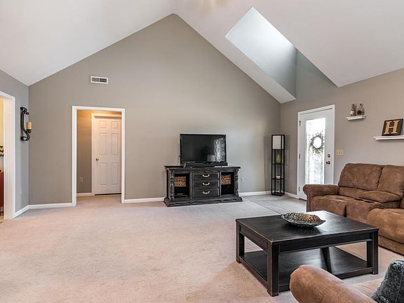 3rd image of 324 Bridlewood Ave