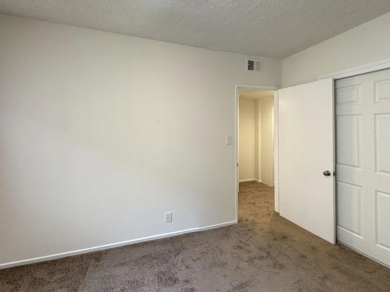 2014 Cloverfield Blvd #4 — Photo 9