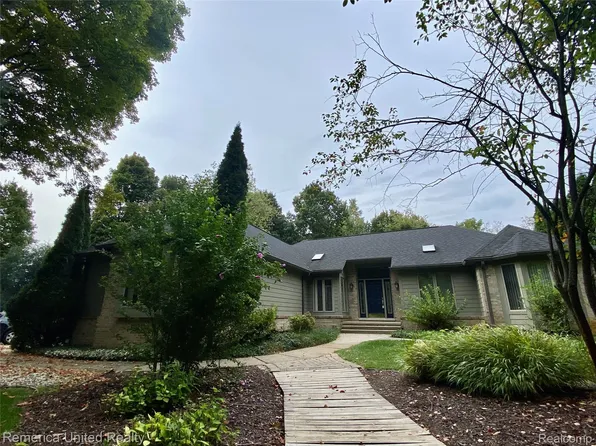 37188 Chickadee Ln, Farmington Hills, MI 48335