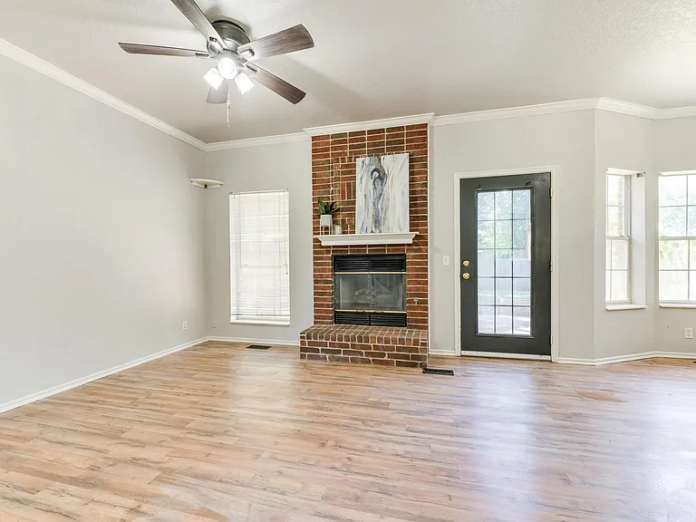 1829 Courtney Ln — Photo 11