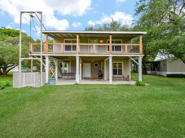 1551 Bayview Dr, Palacios, TX 77465