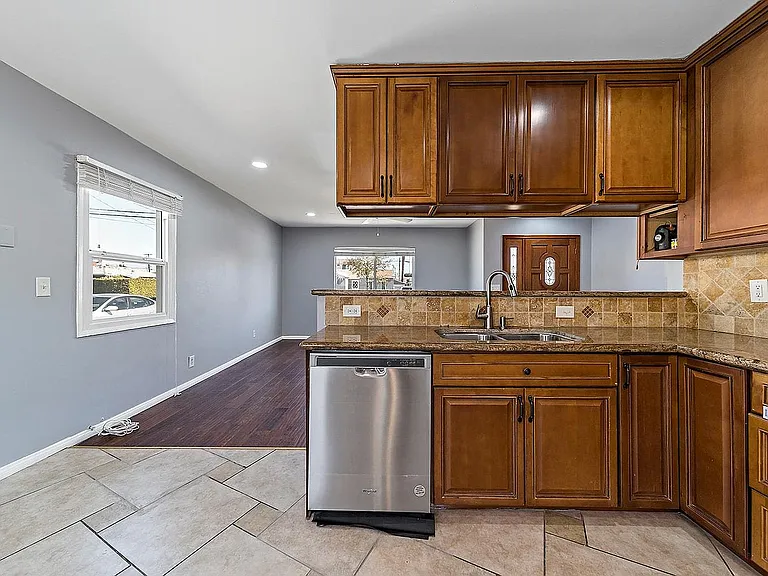 15517 Thornlake Ave — Photo 10