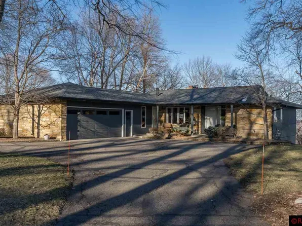 210 Queens Ct, North Mankato, MN 56003