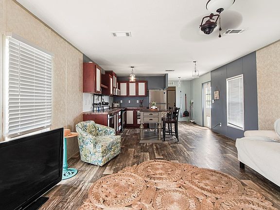 3rd image of 385 Sunshine Rd