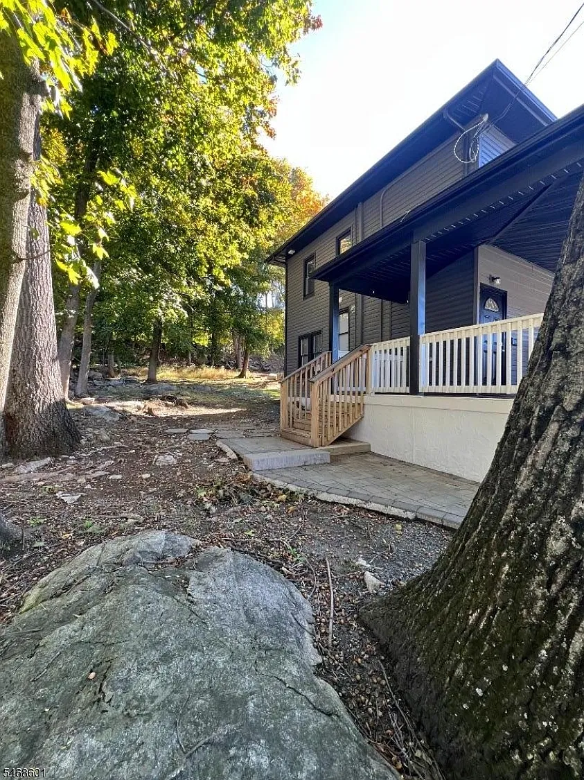 2 bed, 1.0 bath, $2,100 — Photo 2