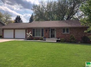 208 Kentucky Ave SW, Orange City, IA 51041