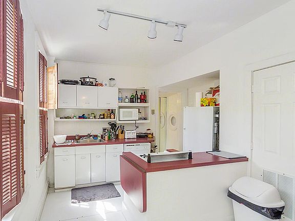 3rd image of 225 Orchard St #3