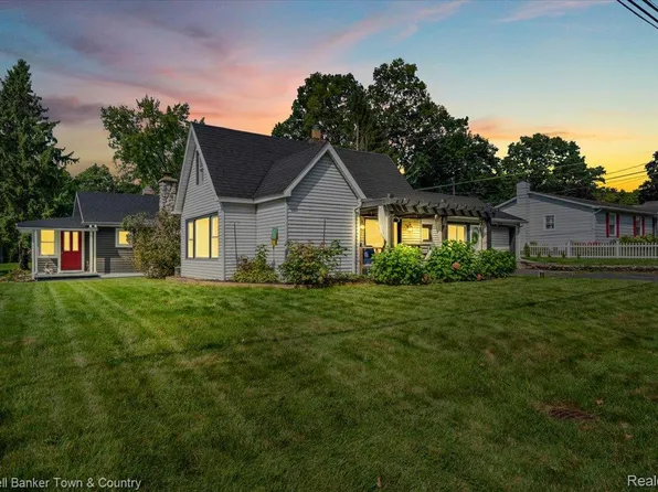 2710 Lakeridge Ave, Wixom, MI 48393