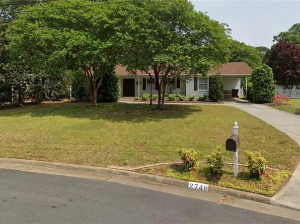2749 Meadow Dr E, Chesapeake, VA 23321