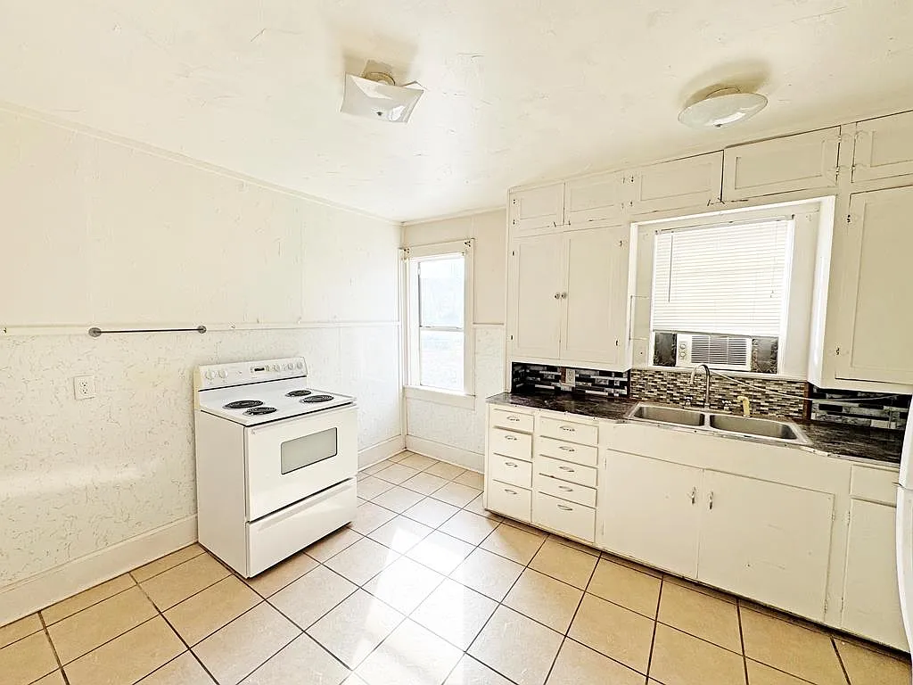 1 bed, 1.0 bath, $750 — Photo 2
