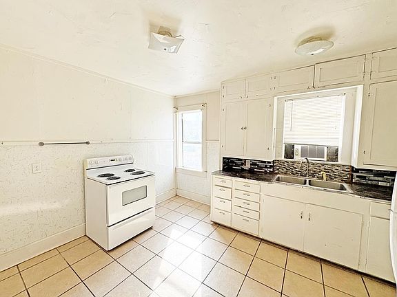2nd image of 504 W Ave E #2