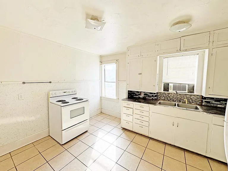 504 W Ave E #2 — Photo 2