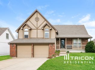 1213 SW Pacific Dr, Lees Summit, MO 64081