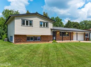 126 Sherbon Ln, Crystal Lake, IL 60014