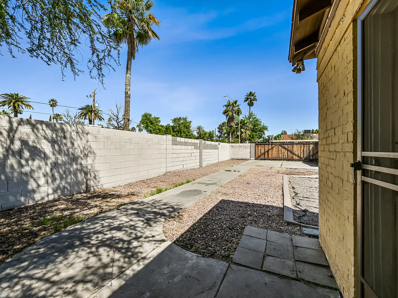 4 bed, 2000 sqft, $2,895 — Photo 3