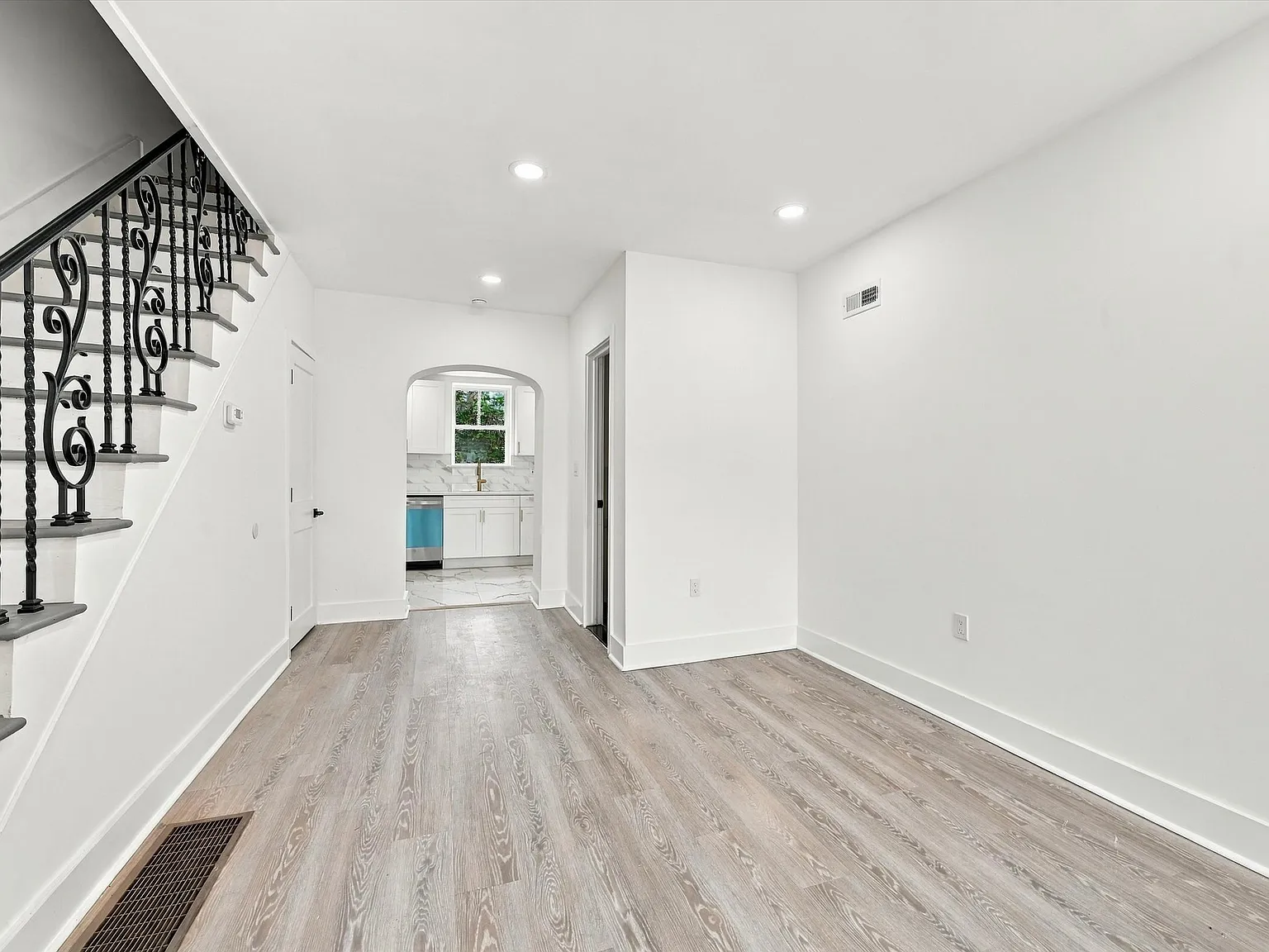 3 bed, 1.5 bath, 1240 sqft, $1,895 — Photo 2